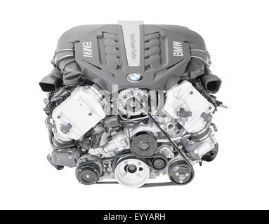 Neue moderne Flaggschiff Top-Modell der Automotor. BMW TwinPower Turbo V8-Zylinder-Spitzenklasse Benzinmotor isoliert auf weiss Stockfoto