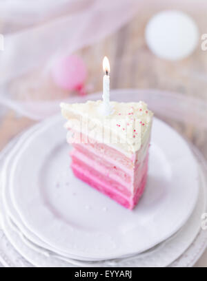 Rosa und weiße Stück Geburtstagstorte. Selektiven Fokus. Stockfoto