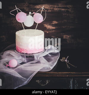schönen Geburtstag / Hochzeit Kuchen mit Frischkäse Frosting. Dekoriert mit kleinen Ballons. Selektiven Fokus. Stockfoto