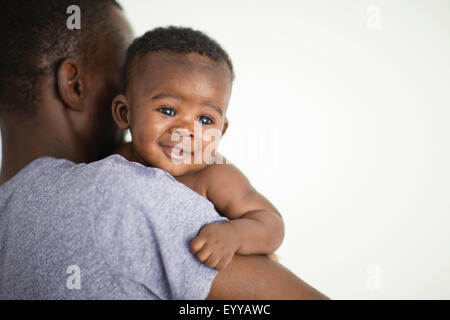 Nahaufnahme eines schwarzen Vater Baby tragen Stockfoto