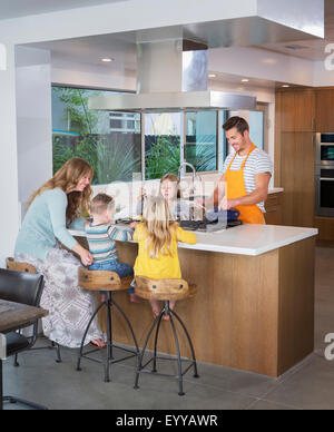 Kaukasische Familie in Küche Stockfoto