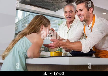 Kaukasische Vater, Tochter und Großvater in Küche Stockfoto