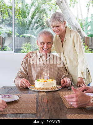 Kaukasische Familie feiert Geburtstag am Tisch Stockfoto