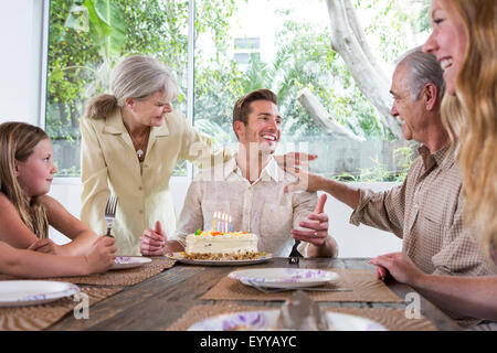 Kaukasische Familie feiert Geburtstag am Tisch Stockfoto