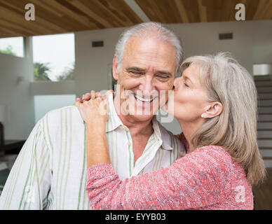 Nahaufnahme eines älteren Frau kaukasischen Mann küssen Stockfoto