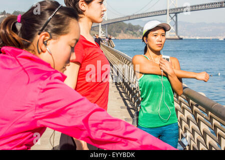 Läufer, die Dehnung auf städtischen Bridge, San Francisco, California, Vereinigte Staaten von Amerika Stockfoto