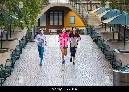 Vogelperspektive Blick auf Frauen im Stadtpark laufen Stockfoto