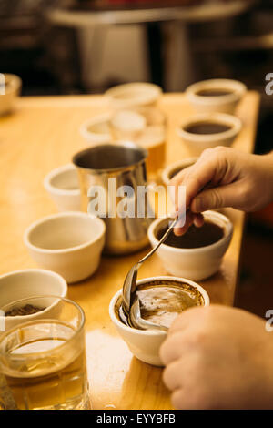 Kaukasische Barista Verkostung Kaffee in Coffee-shop Stockfoto