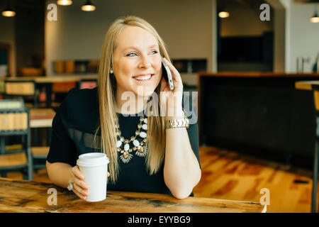 Kaukasische Geschäftsfrau, reden über Handy im café Stockfoto