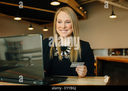 Kaukasische Geschäftsfrau, Online-shopping in café Stockfoto