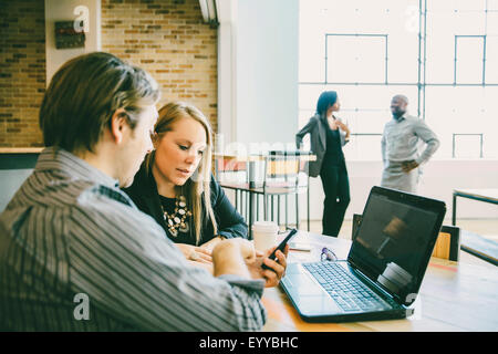 Business-Leute sprechen im café Stockfoto