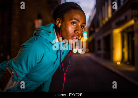 Schwarze Läufer auf Stadtstraße in der Nacht Stockfoto