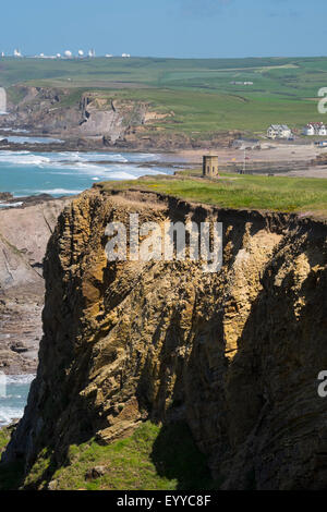 Compass Point Wachturm am Rande der Klippen an der Bude, Cornwall, England, UK, mit GCHQ im Hintergrund. Stockfoto