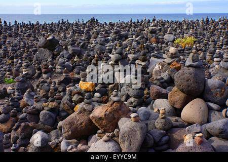 Haufen von Stein an der Playa Jardin, Kanaren, Teneriffa, Puerto De La Cruz Stockfoto