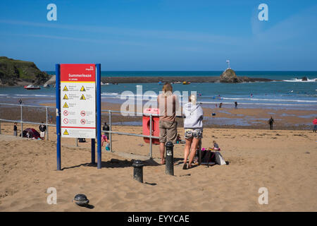 Menschen mit Blick auf Summerleaze Beach, Bude, Cornwall, England, UK Stockfoto