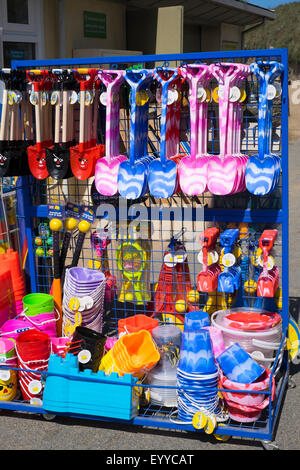 Rack mit Strandspielzeug, Eimer und Spaten an der Bude, Cornwall, England, UK Stockfoto