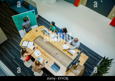 Erhöhte Ansicht von Geschäftsleuten, die Arbeiten im Büro treffen Stockfoto