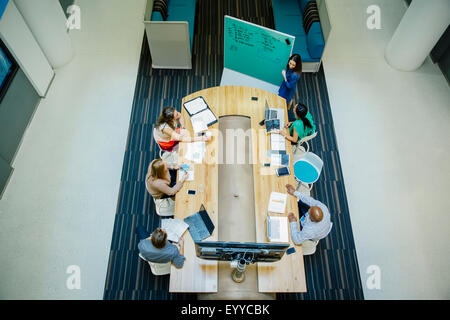 Erhöhte Ansicht von Geschäftsleuten, die Arbeiten im Büro treffen Stockfoto