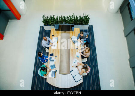 Erhöhte Ansicht von Geschäftsleuten, die Arbeiten im Büro treffen Stockfoto