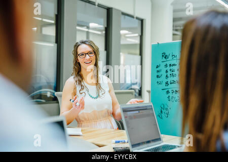 Business Leute, die im Büro treffen Stockfoto