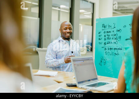 Unternehmer im Gespräch im Büro treffen Stockfoto