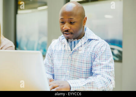 Geschäftsmann, arbeiten am Laptop im Büro Stockfoto