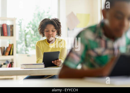 Schwarze Schüler mit digitalen Tabletten im Klassenzimmer Stockfoto