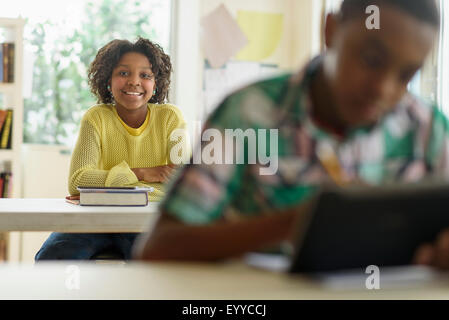 Schwarzer Student lächelnd im Klassenzimmer Stockfoto