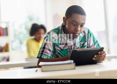 Schwarzen Studenten mit digital-Tablette im Klassenzimmer Stockfoto