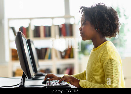 Schwarzen Studenten mit Computer im Klassenzimmer Stockfoto