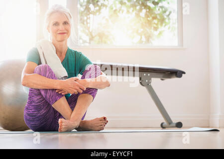 Ältere Frau kaukasischen sitzen im Fitness-Studio-Stock Stockfoto