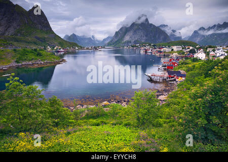 Reine. Malerische Stadt von Reine auf Lofoten in Norwegen an bewölkten Sommertag. Stockfoto