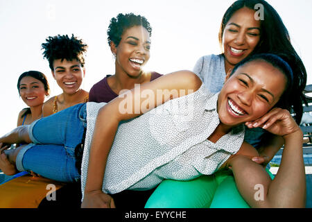 Frauen Lächeln auf städtischen Dach Stockfoto