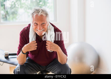 Lächelnder älterer kaukasischen Mann ruht im Fitness-Studio Stockfoto