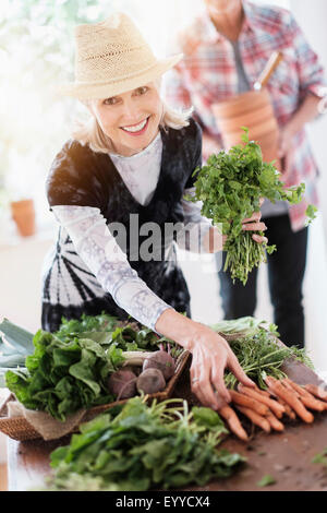 Ältere kaukasischen paar Ernte Gemüse aus dem Garten Stockfoto