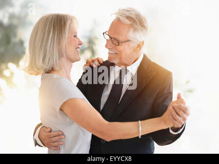 Lächelnd, ältere kaukasischen paar tanzen Stockfoto