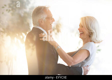 Lächelnd, ältere kaukasischen paar tanzen Stockfoto