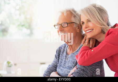 Ältere kaukasischen paar umarmt im Wohnzimmer Stockfoto