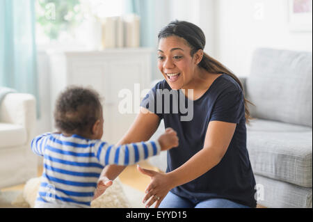 Mischlinge Mutter mit Baby Sohn im Wohnzimmer spielen Stockfoto