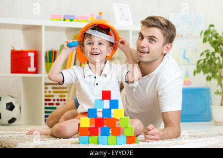 Kid Boy und Vater spielen Bauherren Stockfoto