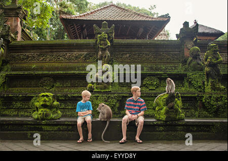 Kaukasischen Brüder Affen auf Ruinen untersuchen Stockfoto