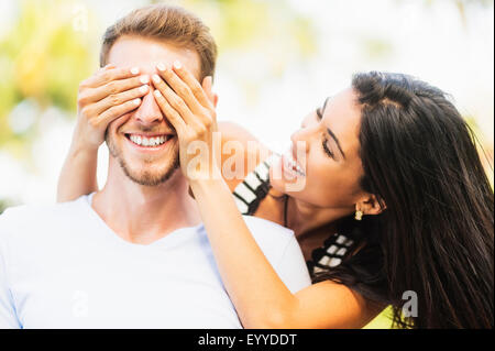 Hispanic Frau für Augen Freund im freien Stockfoto