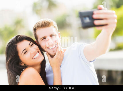 Hispanische paar nehmen Selfie im freien Stockfoto