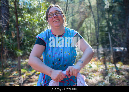 Kaukasische Frau Wäsche im Wald Stockfoto