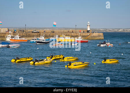 Gelbe Vermietung Boote vertäut im Hafen von St. Ives, Cornwall, England, UK Stockfoto