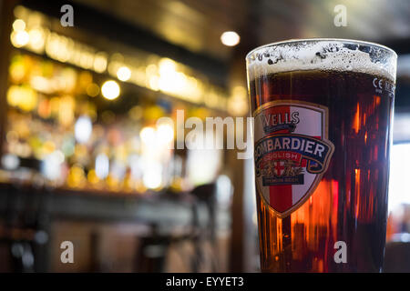 Ein Pint Bombardier real Ale in das Castle Inn, St. Ives, Cornwall, England, UK Stockfoto