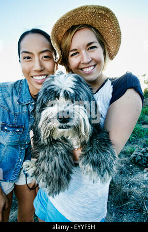 Nahaufnahme von Frauen Lächeln mit Hund Stockfoto