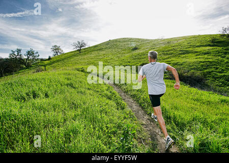 Älteren kaukasischen Mann Joggen auf Feldweg Stockfoto