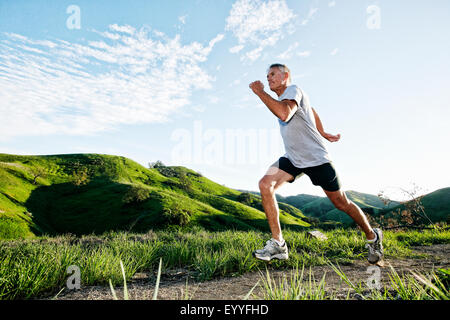 Älteren kaukasischen Mann Joggen auf Feldweg Stockfoto