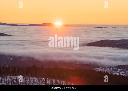 Sonnenuntergang über Berg Lusen in Winter, Deutschland, Bayern, Nationalpark Bayerischer Wald Stockfoto
